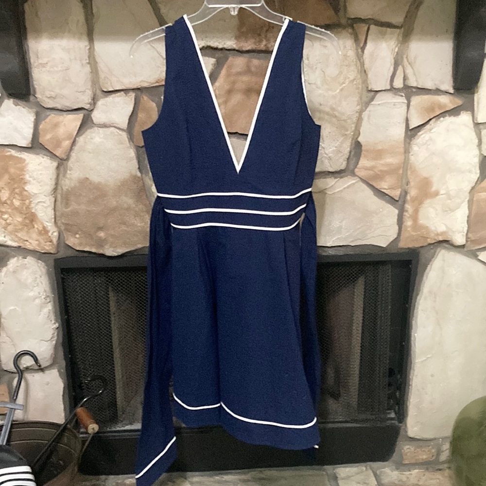 Like new sleeveless Navy and white dress 👗